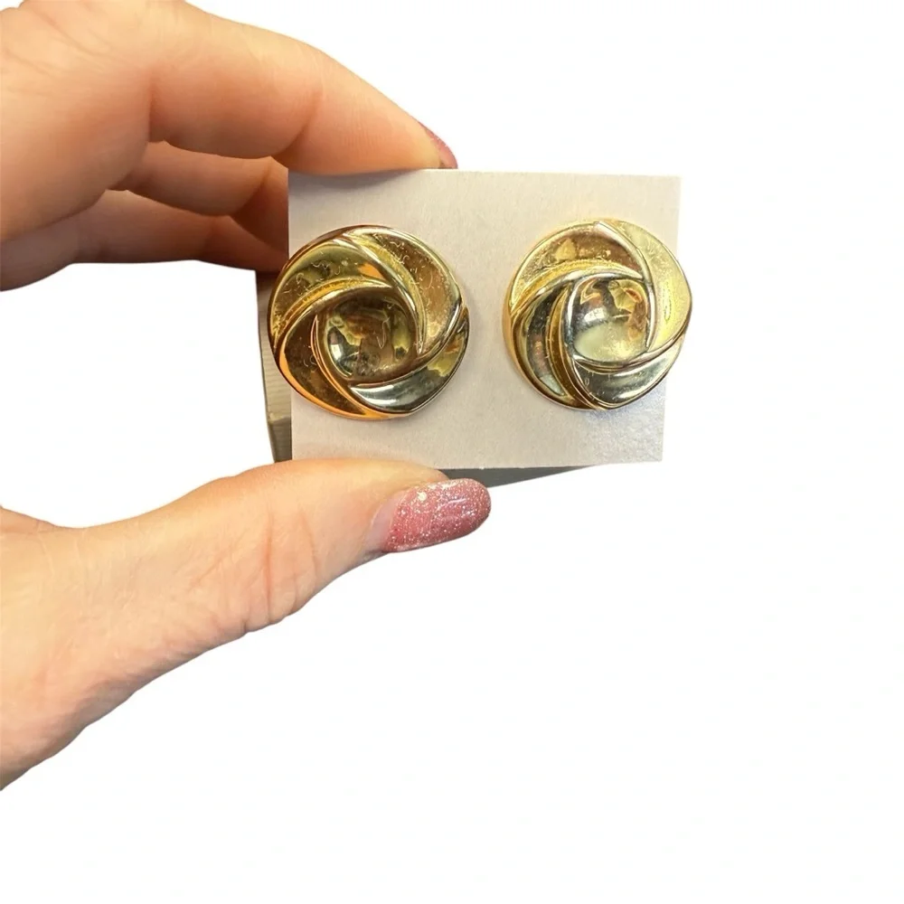 Avon vintage “Opulent Swirl” Goldtone clip Earrings NIB 1987